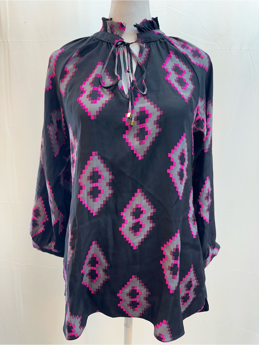 Britt Ryan Silk Tie-Neck Geometric Blouse in Black & Fuchsia XS